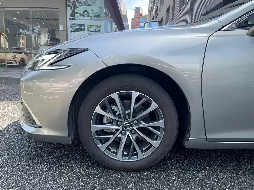 Lexus ES — фото 10