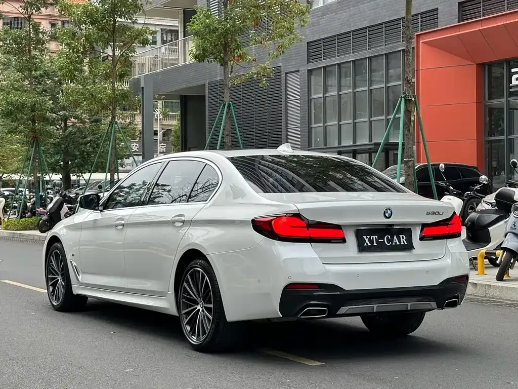 BMW 5 Series — фото 9