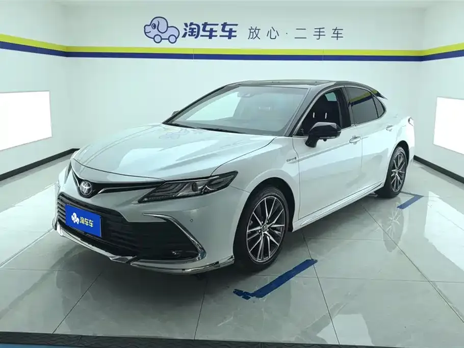 Toyota Camry — фото 1