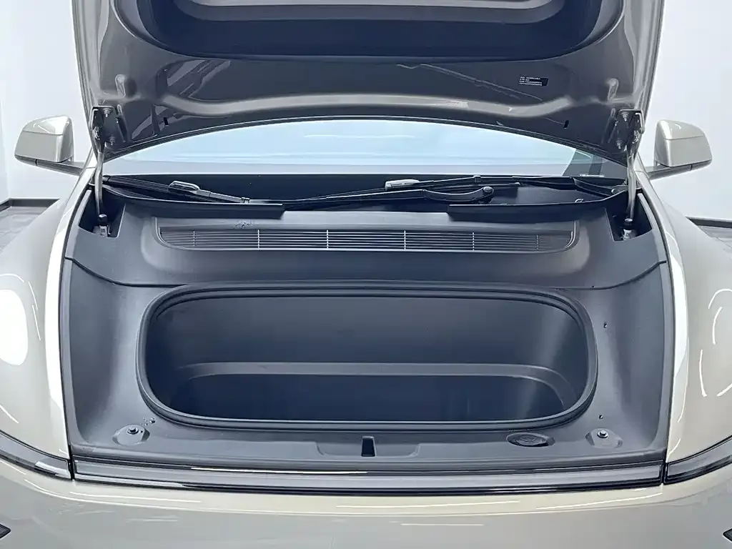 Tesla Model Y L — фото 8