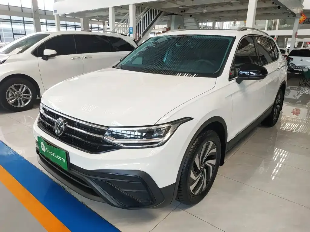 Volkswagen Tiguan L — фото 1