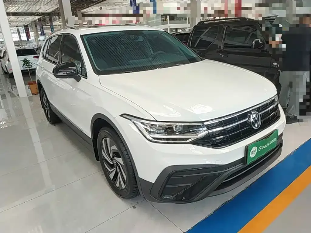 Volkswagen Tiguan L — фото 10