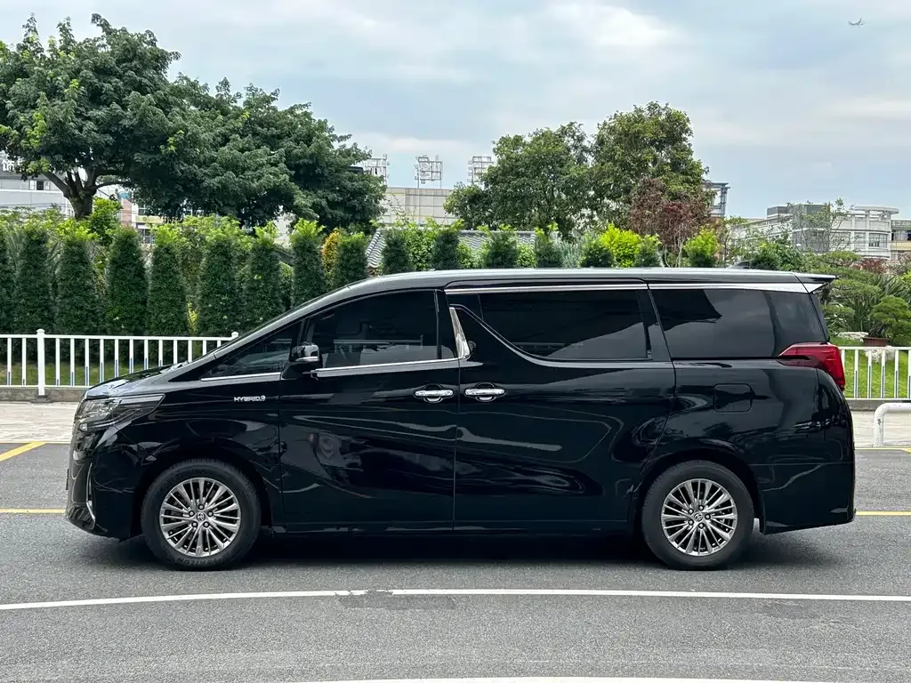 Toyota Alphard — фото 10