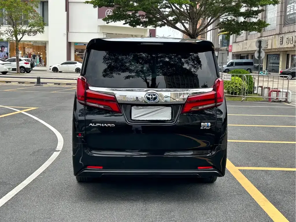 Toyota Alphard — фото 2
