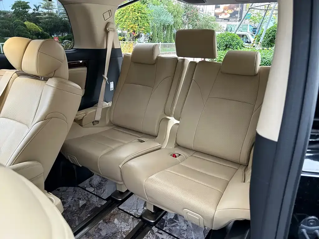 Toyota Alphard — фото 9