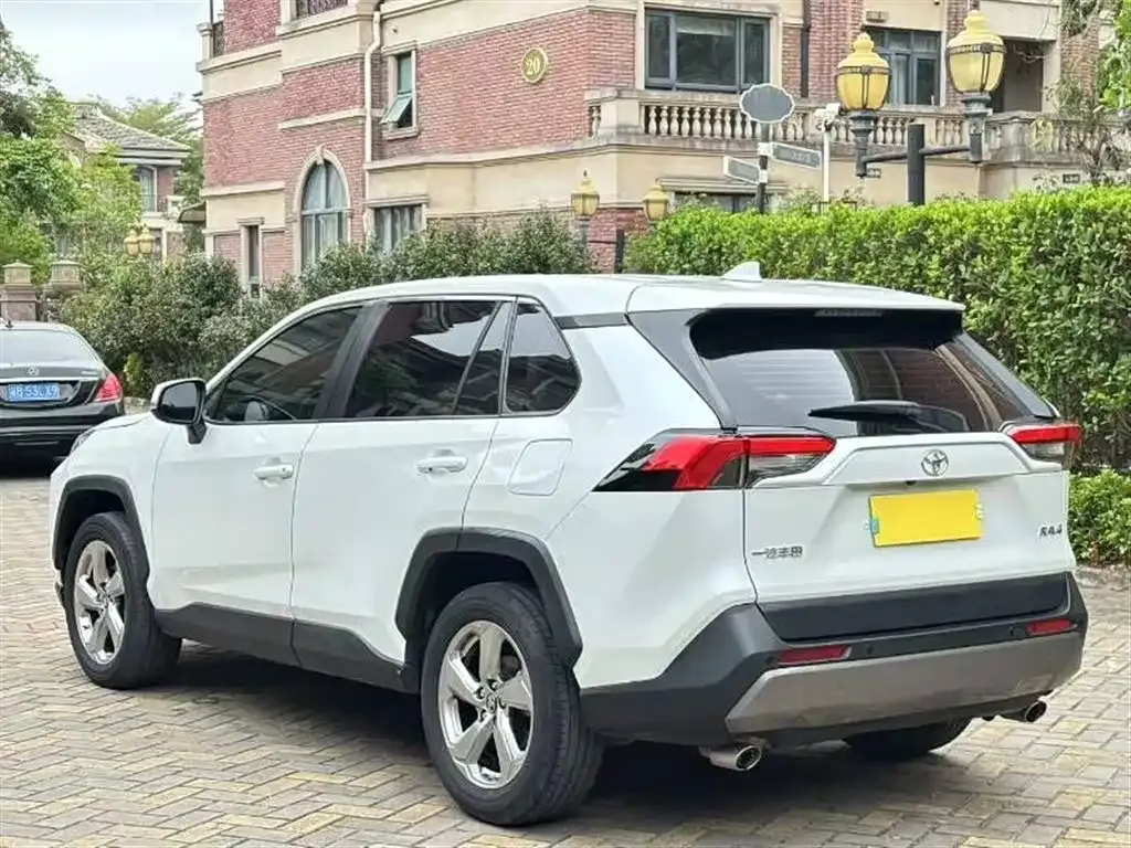 Toyota RAV4 — фото 6
