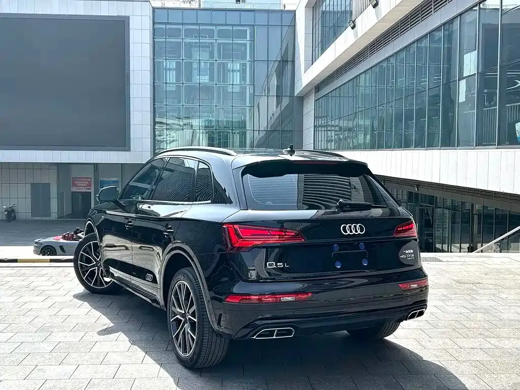 Audi Q5L — фото 9
