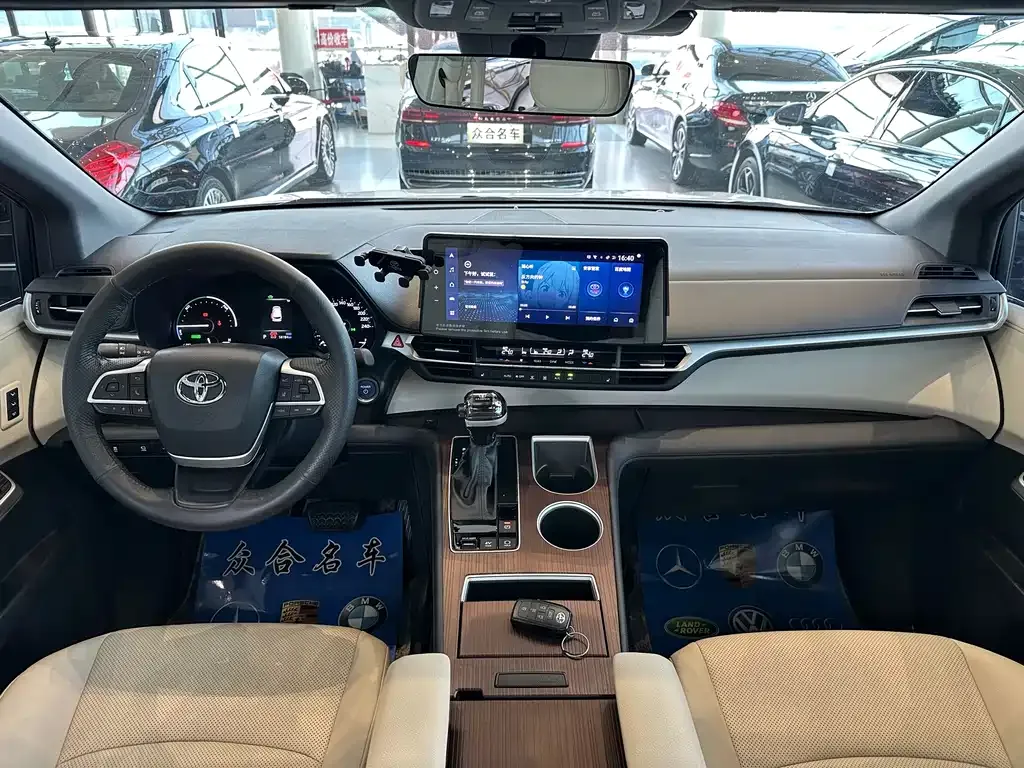 Toyota Granvia — фото 10