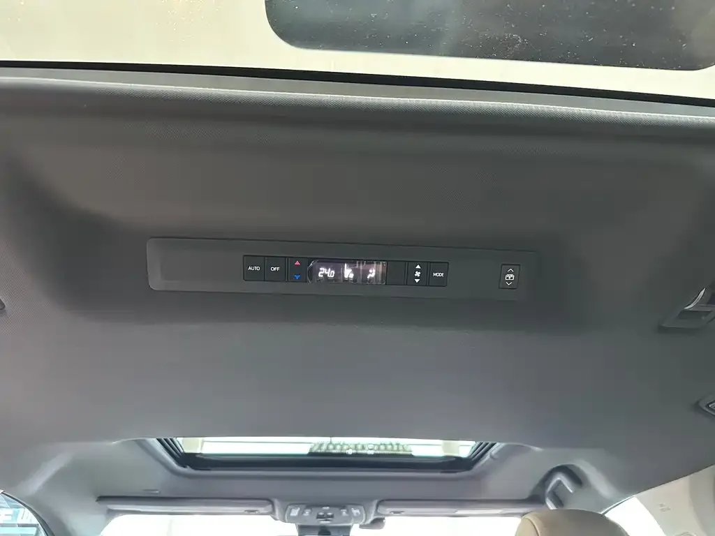 Toyota Granvia — фото 2