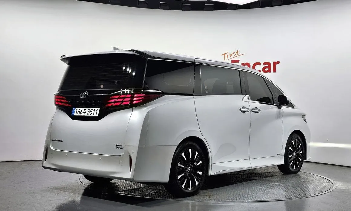 Toyota Alphard — фото 9