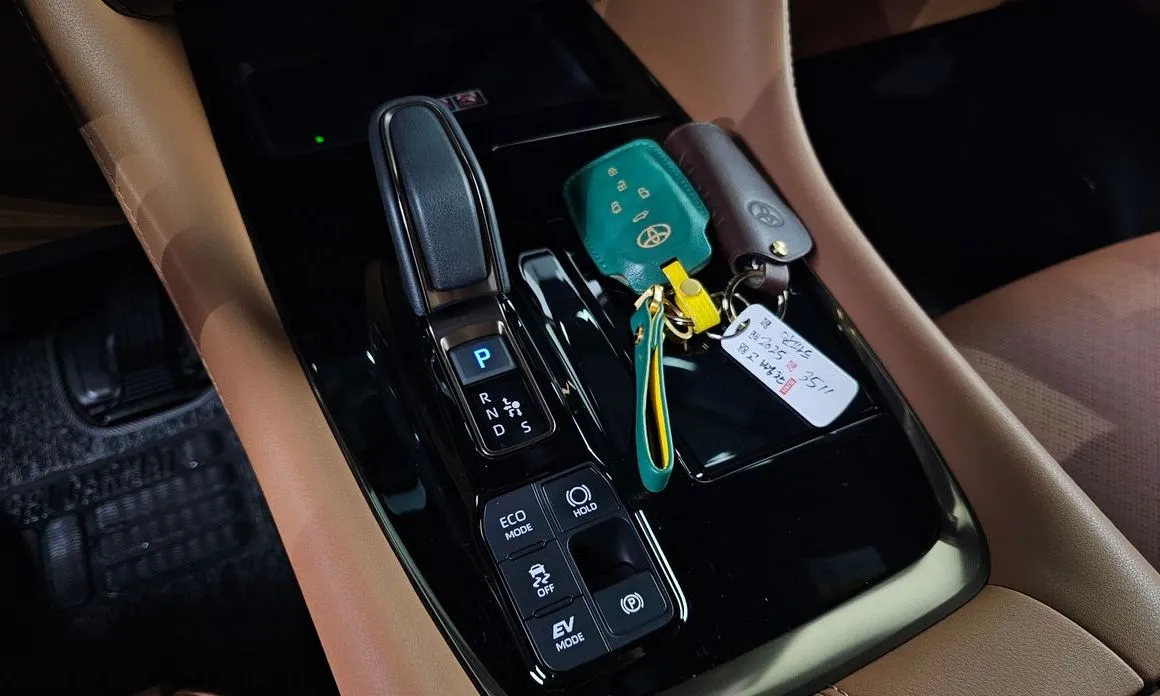 Toyota Alphard — фото 2