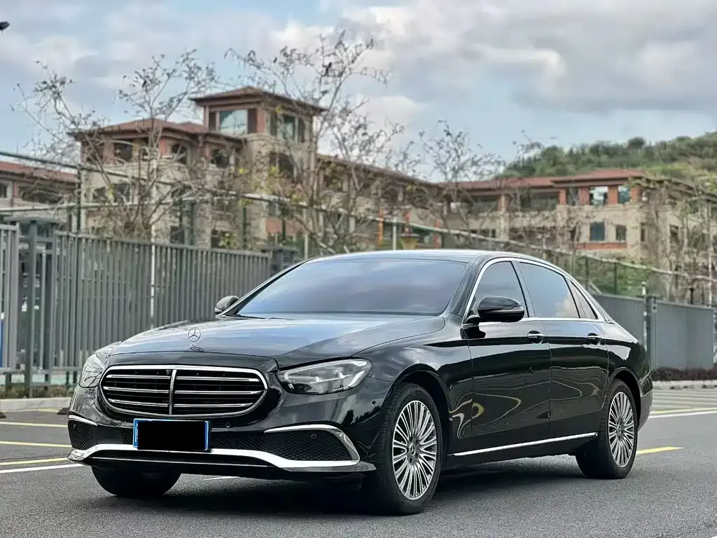 Mercedes-Benz E-Class — фото 1