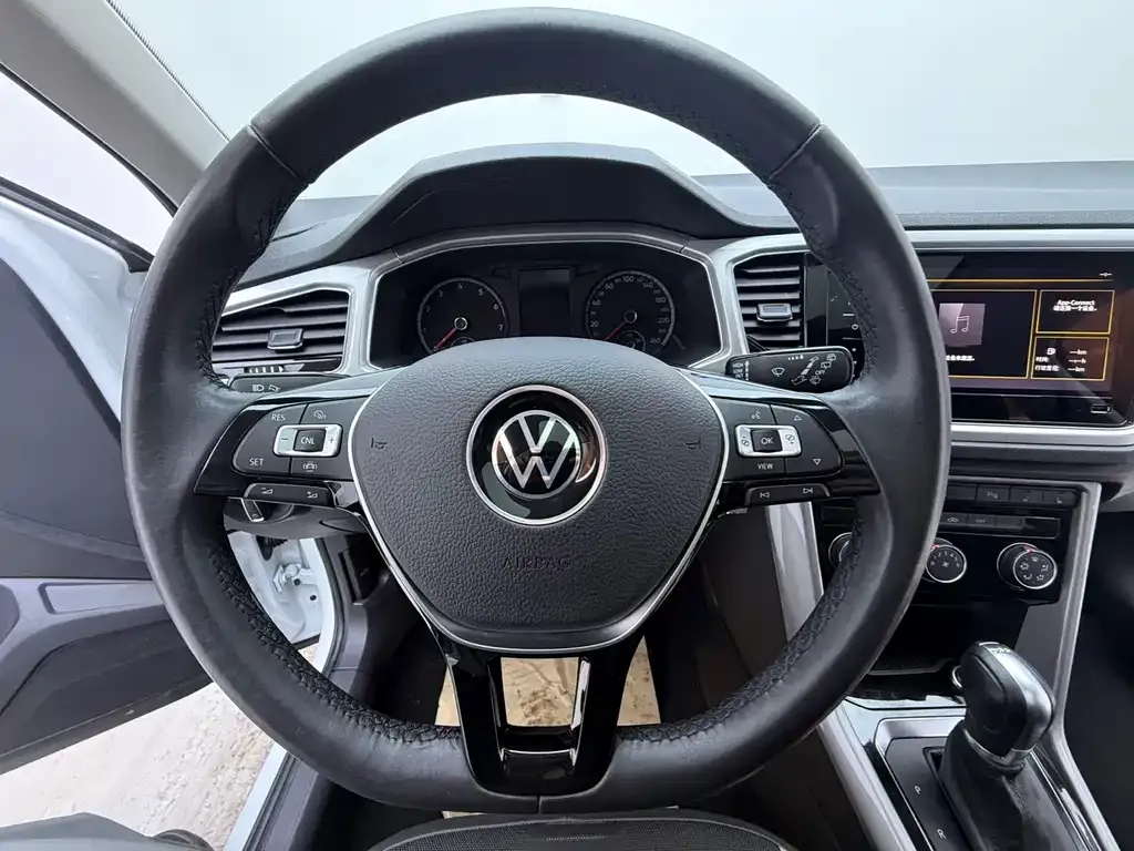Volkswagen T-Roc — фото 5