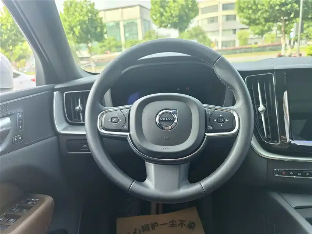 Volvo XC60 — фото 2