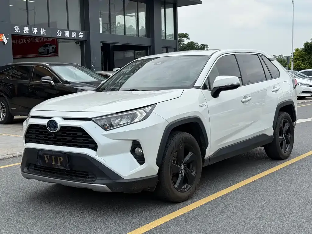 Toyota RAV4 — фото 1