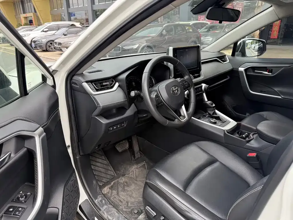 Toyota RAV4 — фото 2
