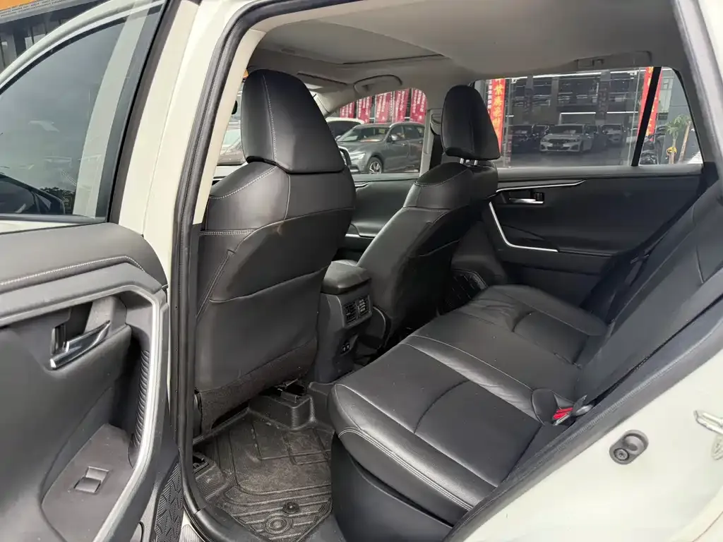 Toyota RAV4 — фото 7