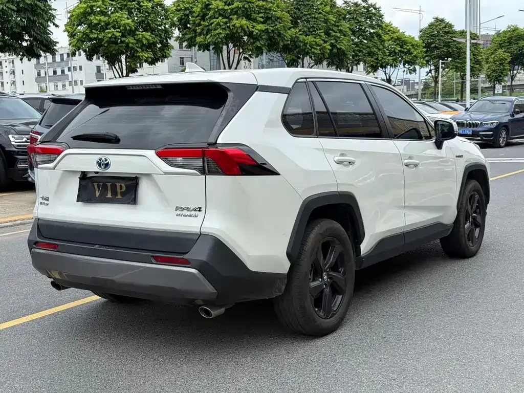 Toyota RAV4 — фото 6