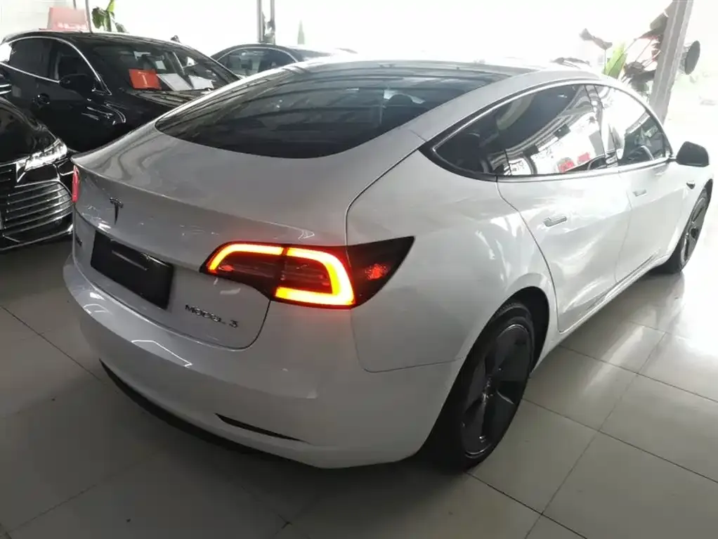 Tesla Model 3 — фото 5