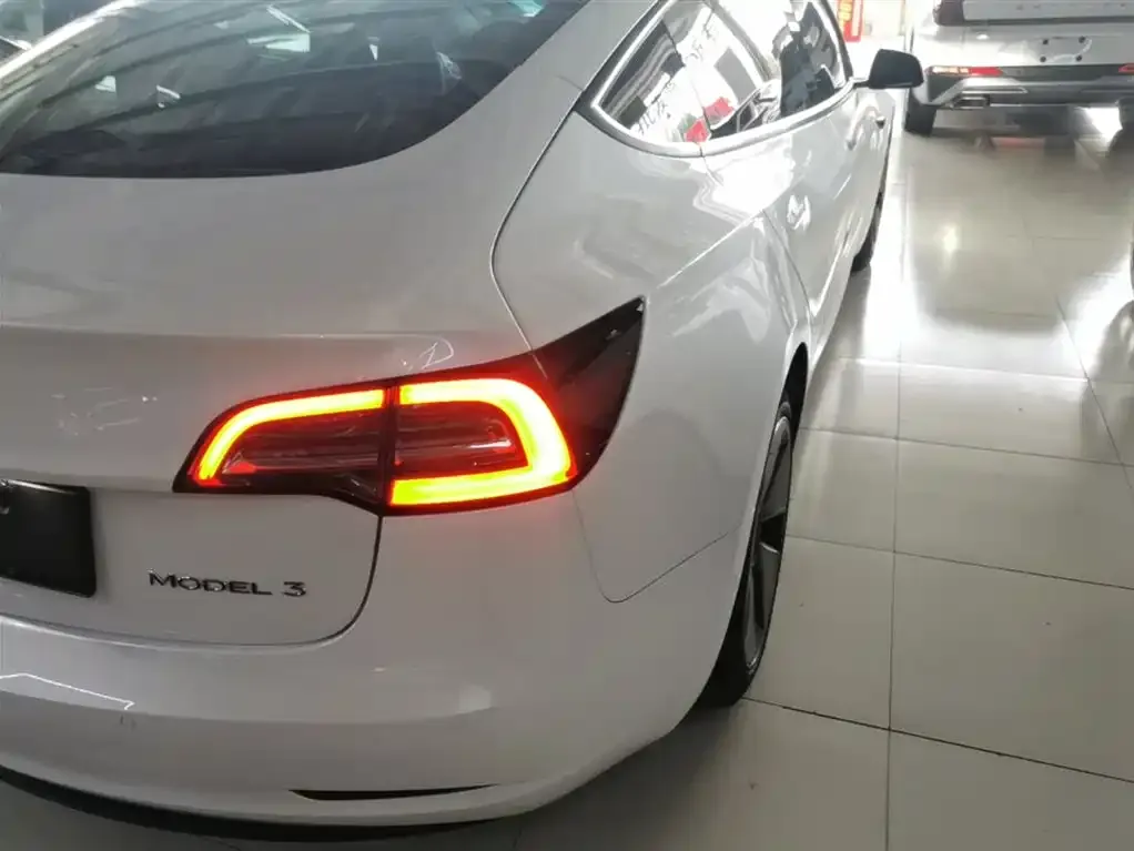 Tesla Model 3 — фото 8