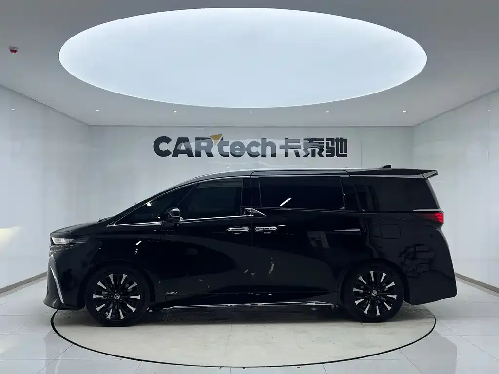 Toyota Alphard — фото 10