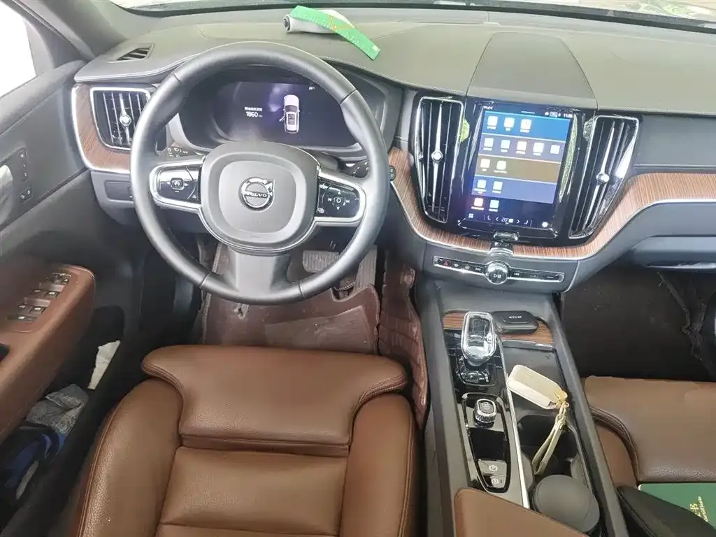 Volvo XC60 — фото 10