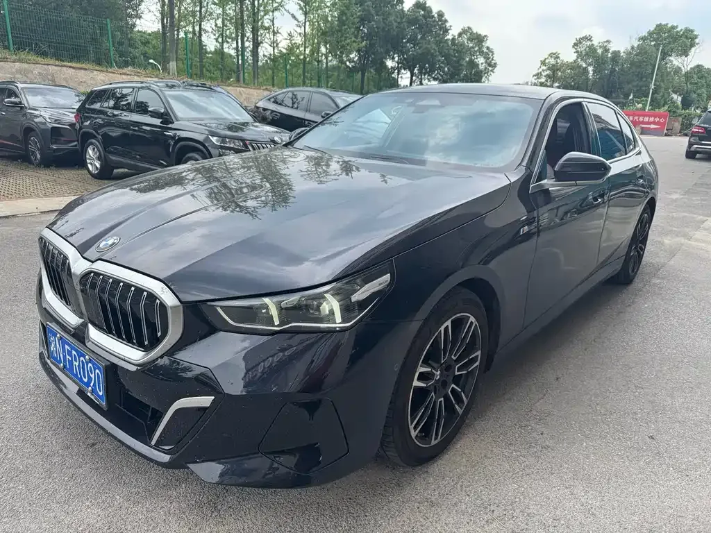BMW 5 Series — фото 1