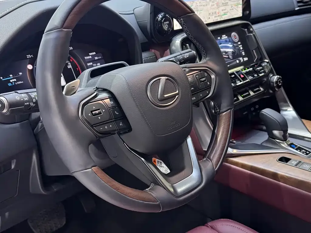 Lexus LX — фото 10