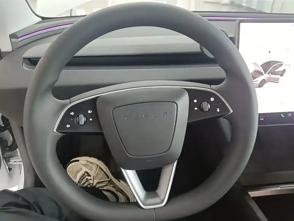 Tesla Model 3 — фото 7