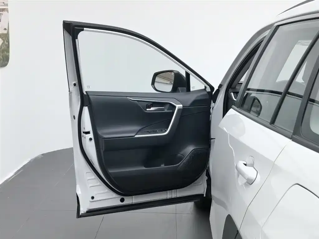 Toyota RAV4 — фото 5