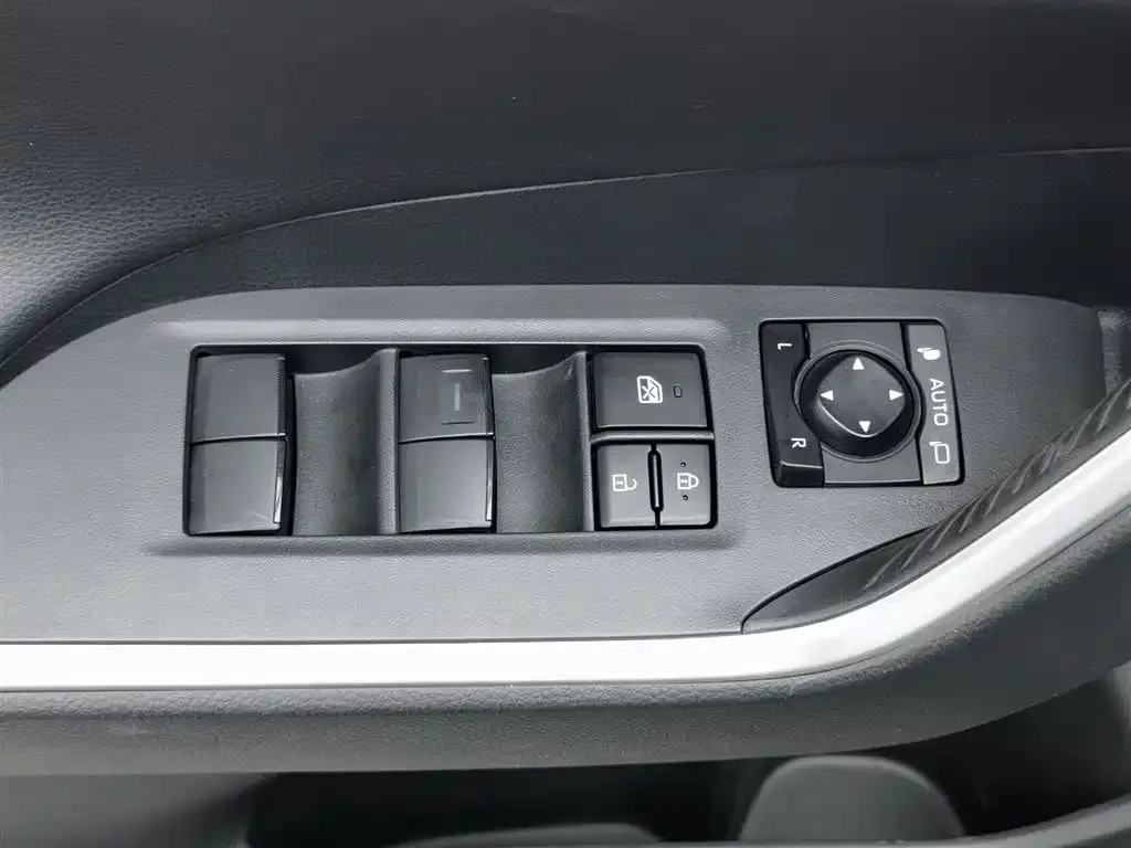 Toyota RAV4 — фото 4