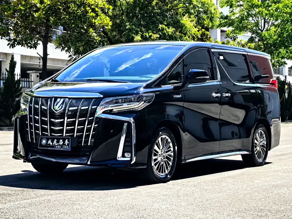 Toyota Alphard — фото 1