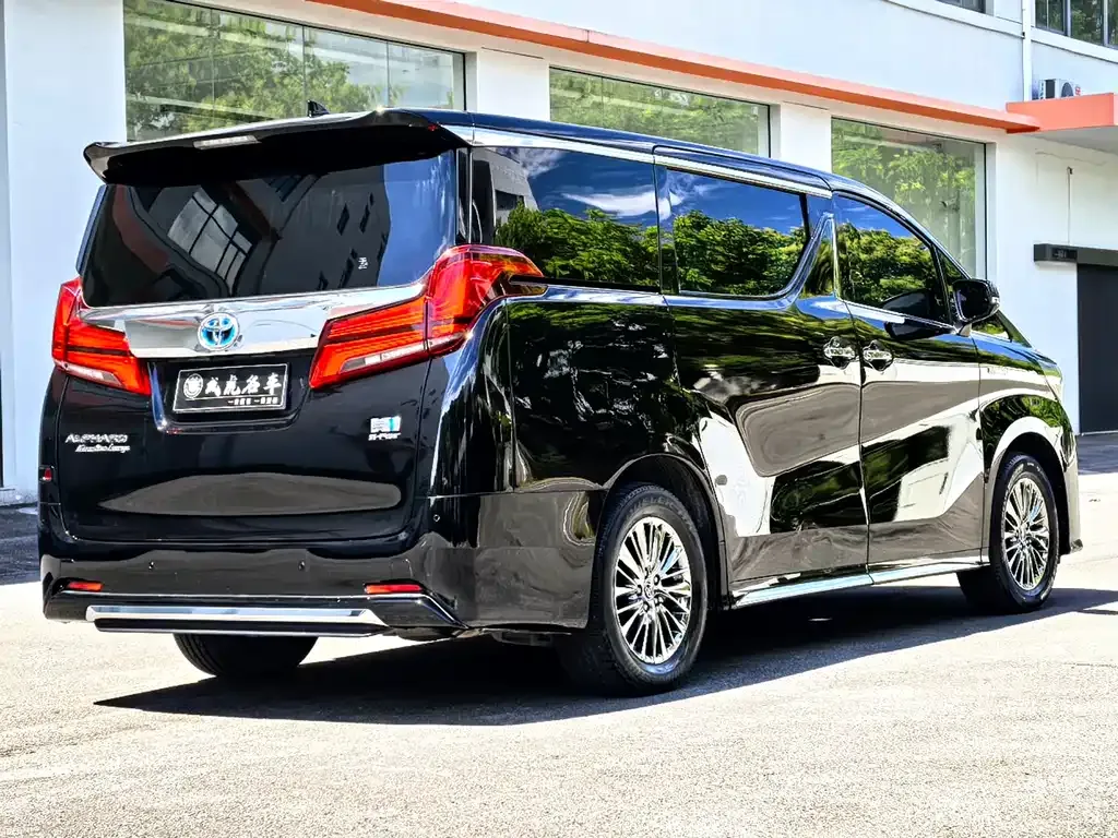 Toyota Alphard — фото 4