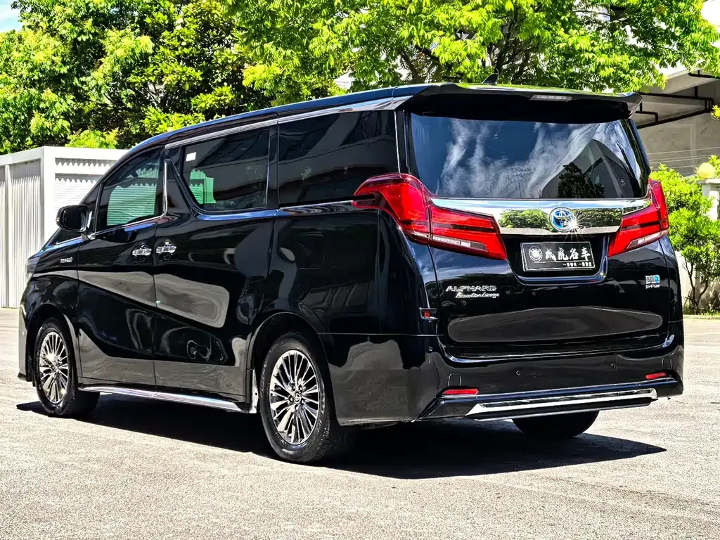 Toyota Alphard — фото 2