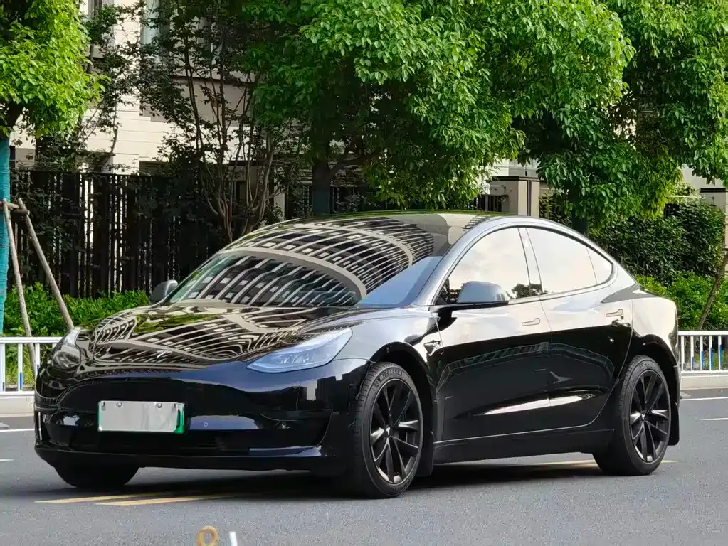 Tesla Model 3 — фото 1