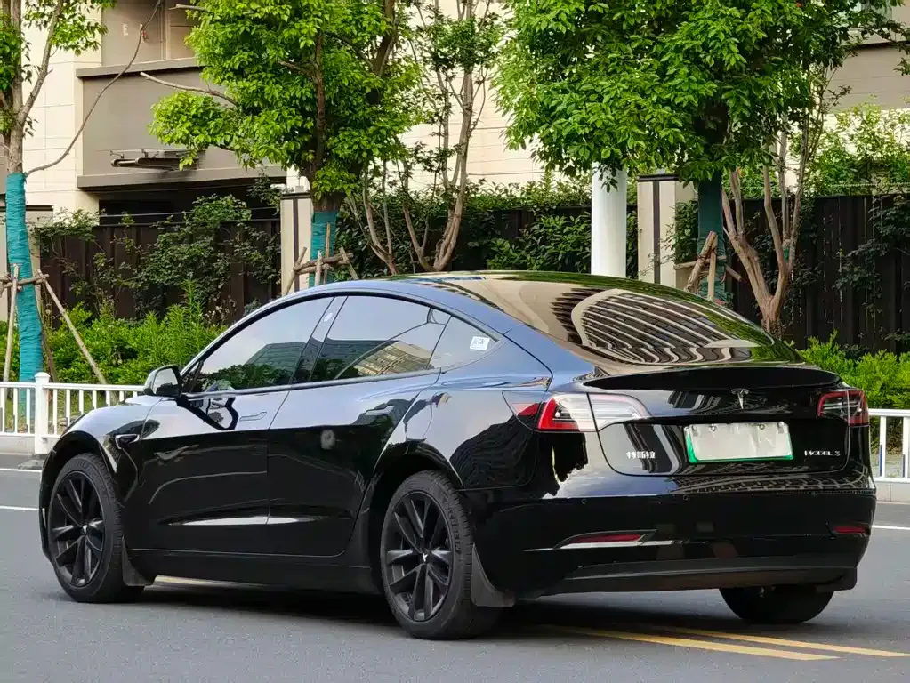 Tesla Model 3 — фото 10