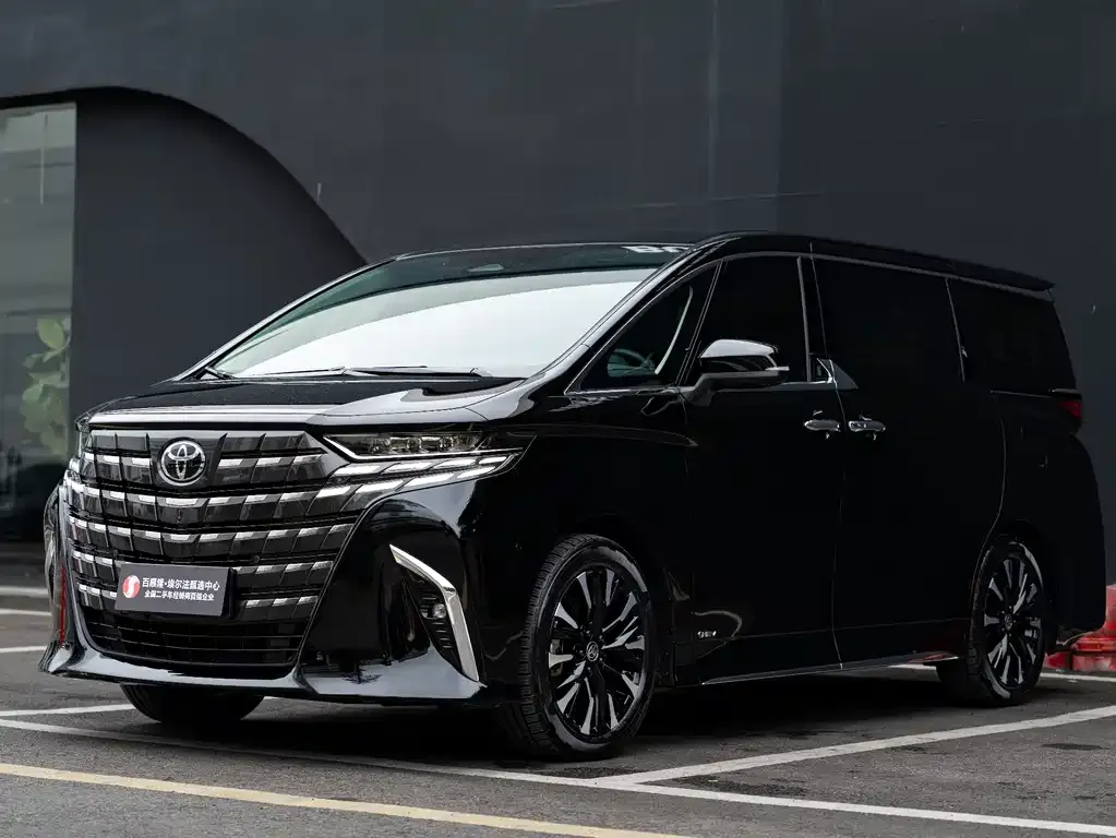 Toyota Alphard — фото 1