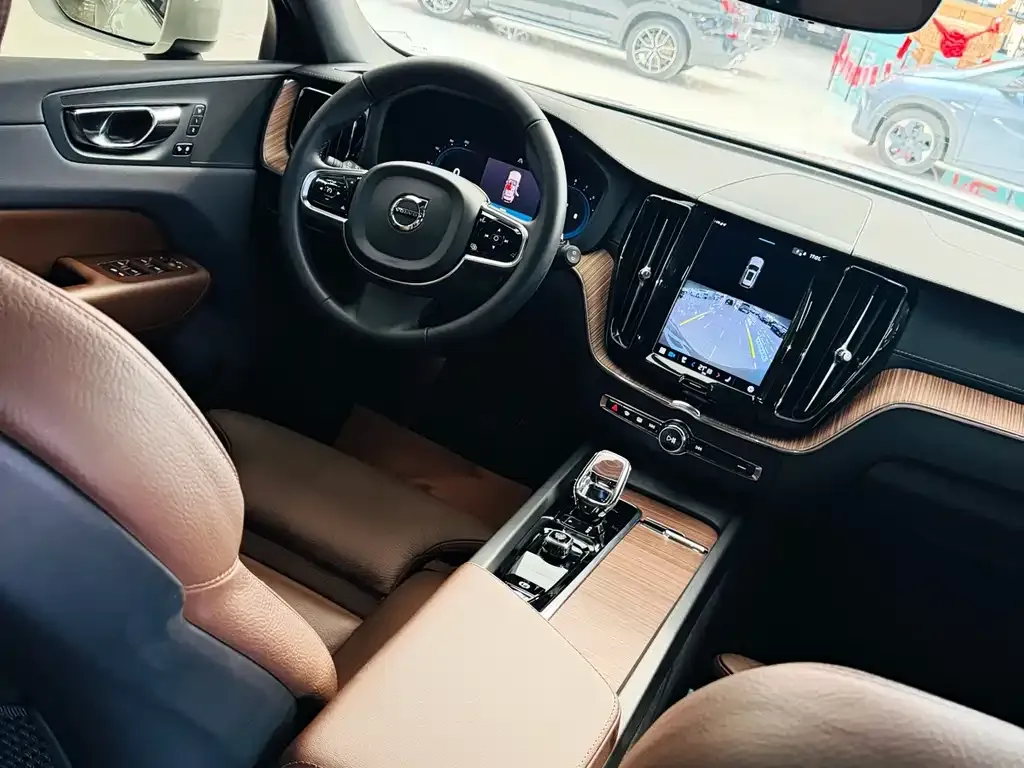 Volvo XC60 — фото 9