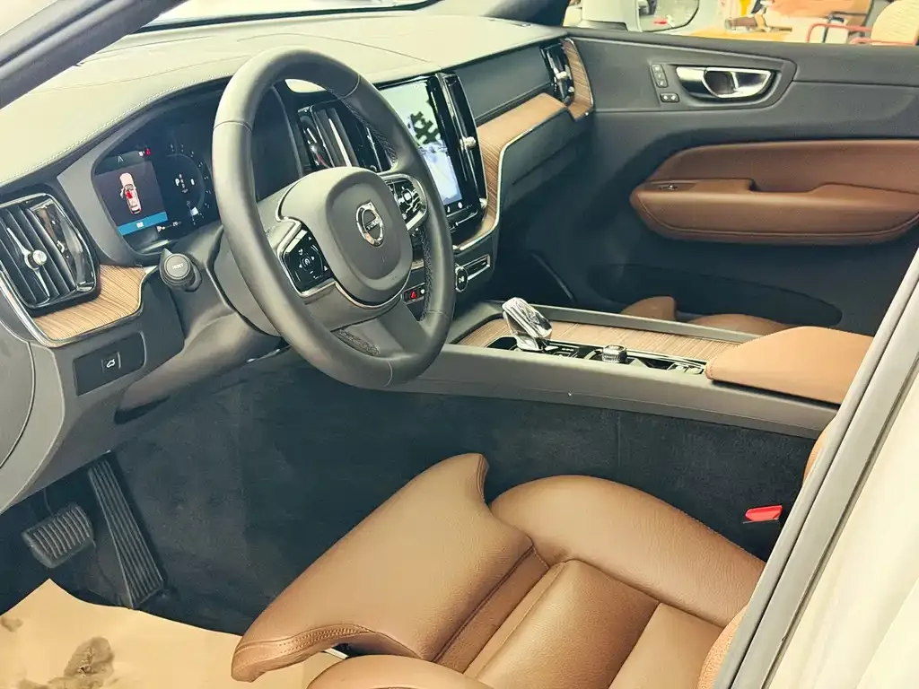 Volvo XC60 — фото 2