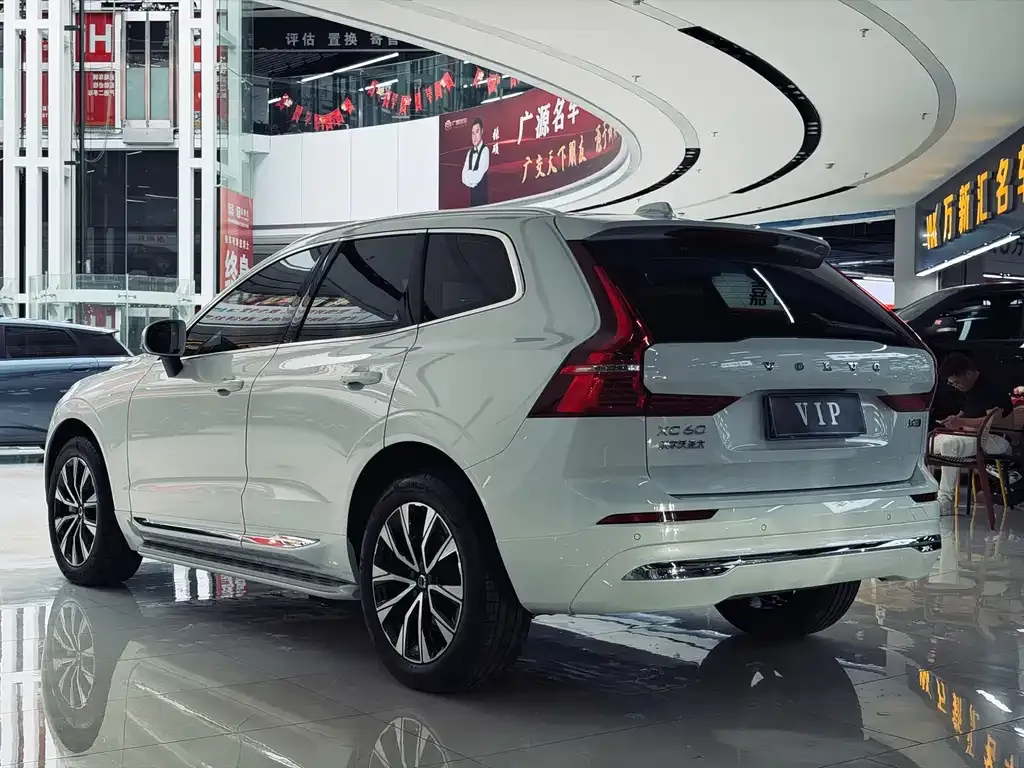 Volvo XC60 — фото 10