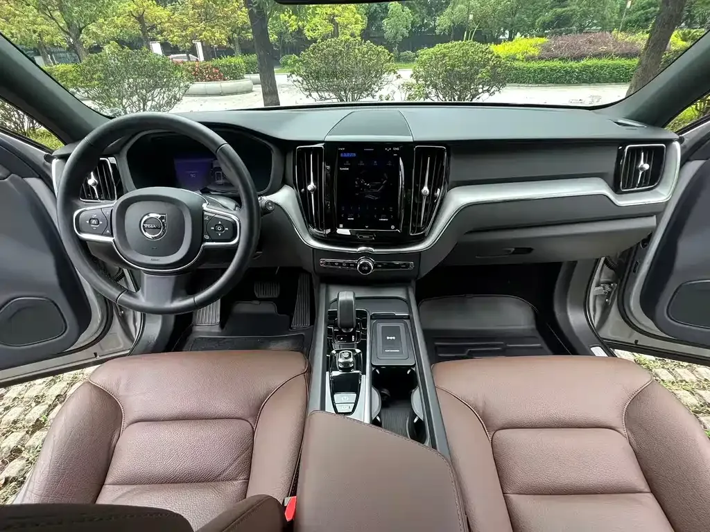 Volvo XC60 — фото 8