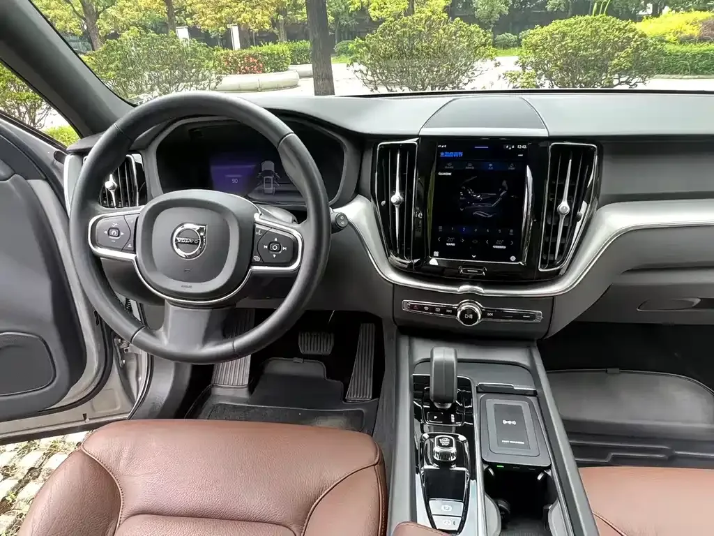 Volvo XC60 — фото 9