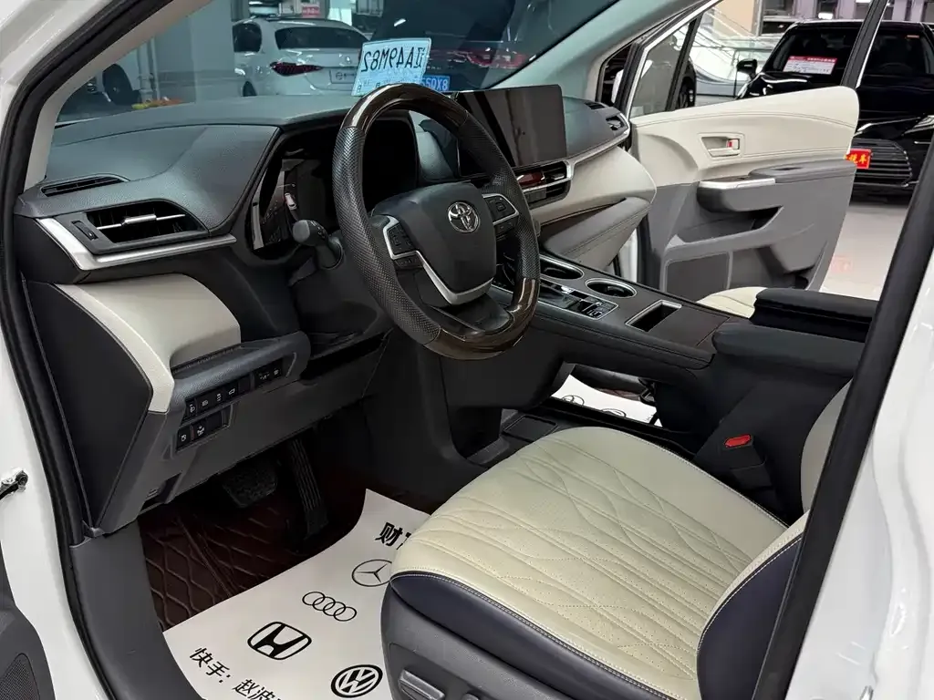 Toyota Sienna — фото 2