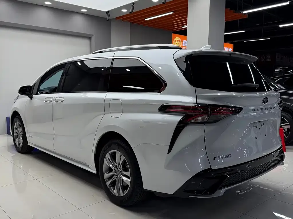 Toyota Sienna — фото 4
