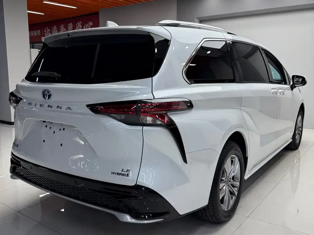 Toyota Sienna — фото 10