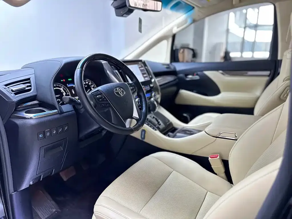 Toyota Alphard — фото 9