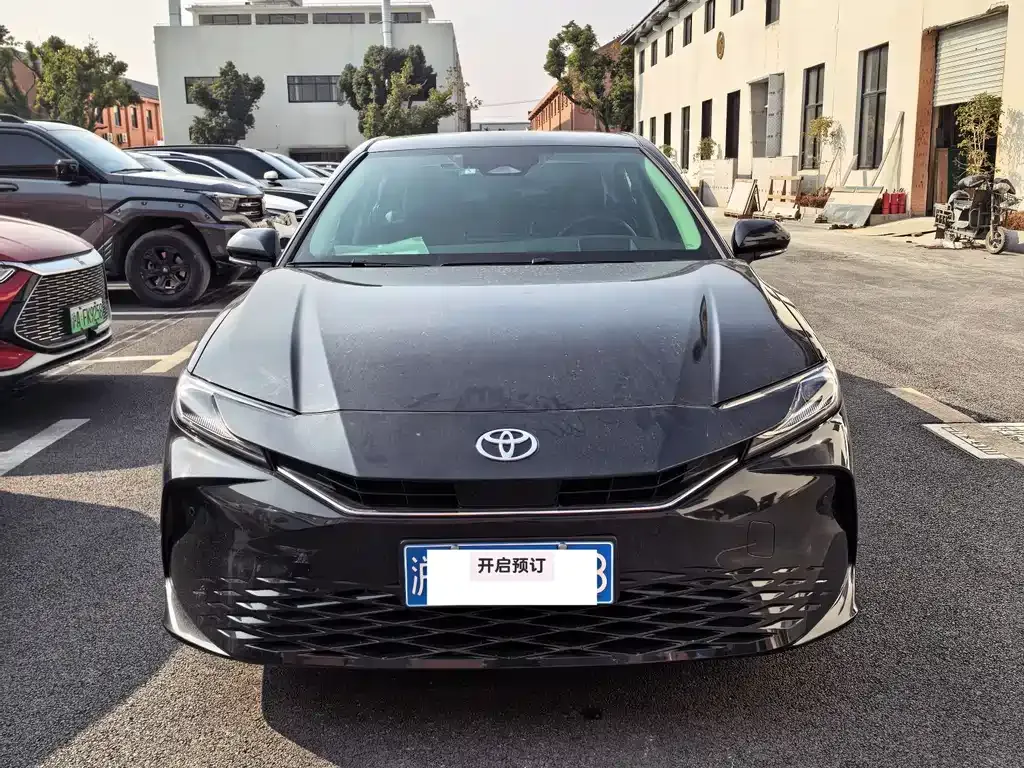Toyota Camry — фото 1