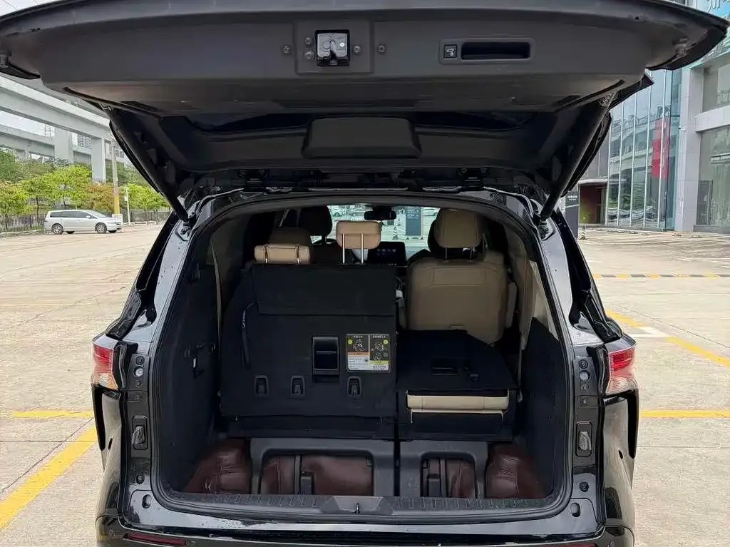 Toyota Sienna 2023 из CN, фото 2