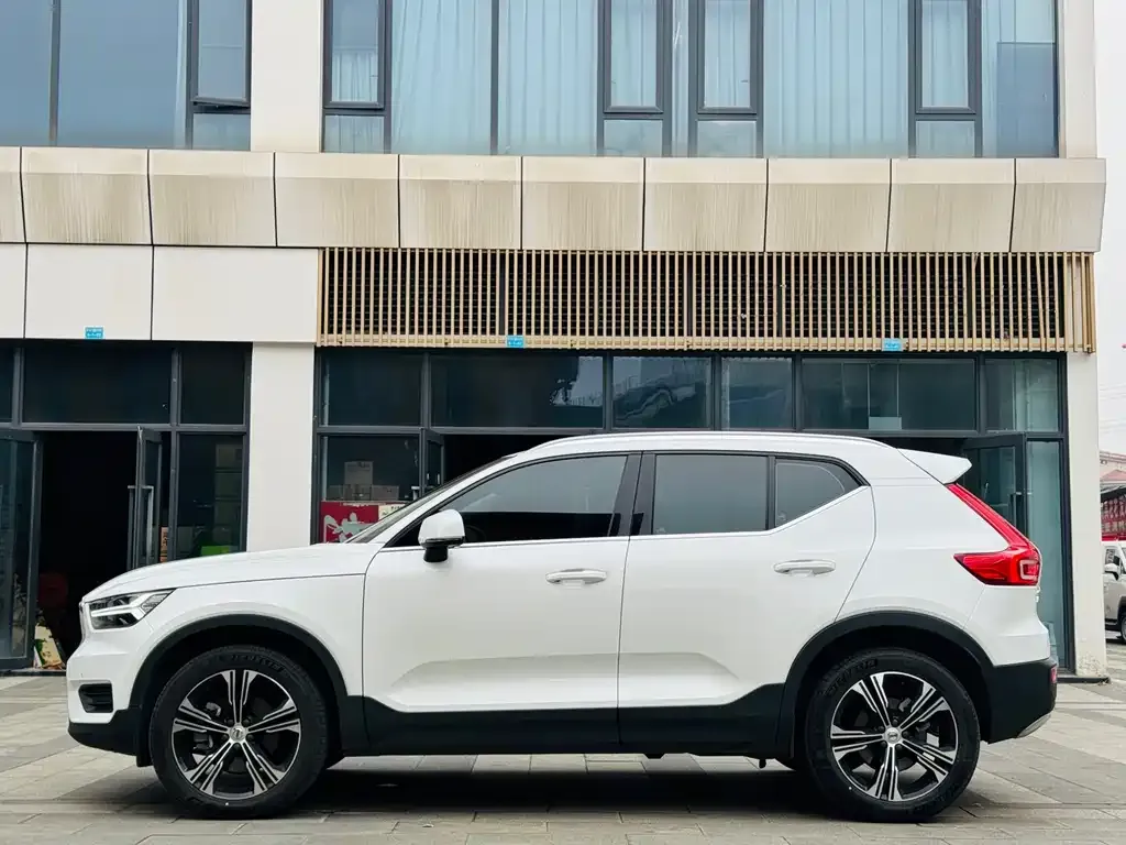 Volvo XC40 — фото 2