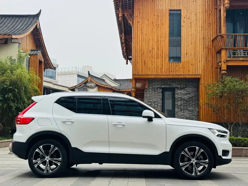 Volvo XC40 — фото 9